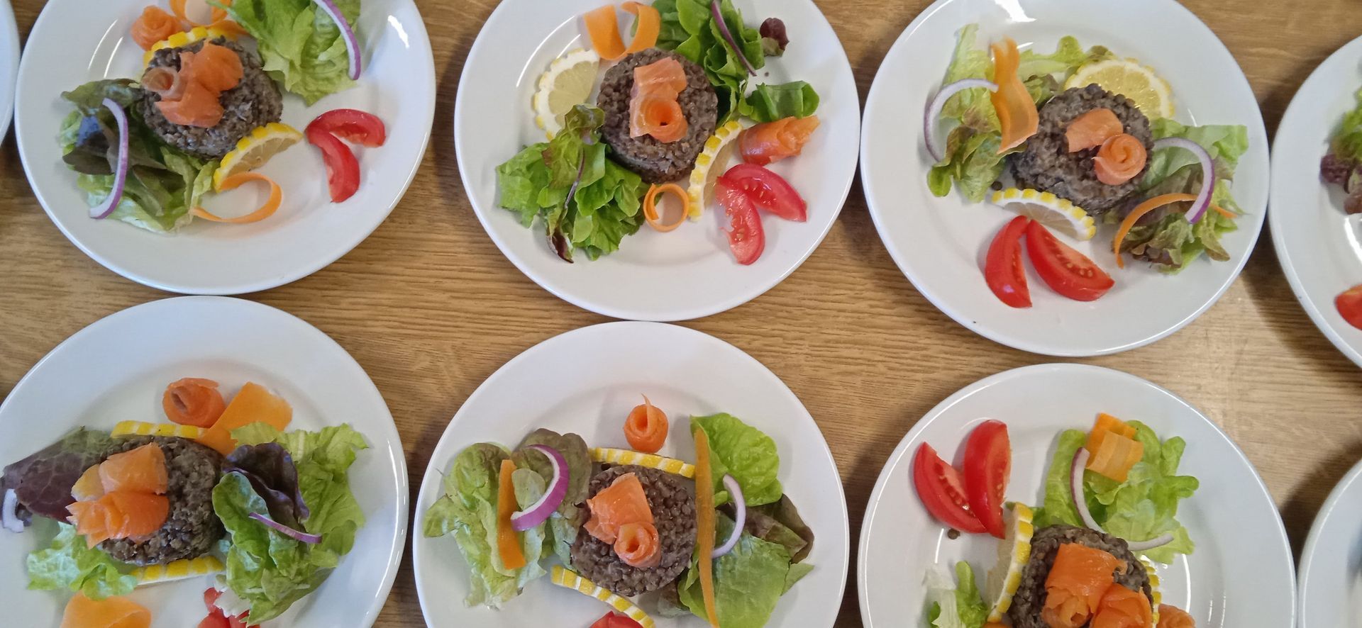 Assiette de salade avec lentilles