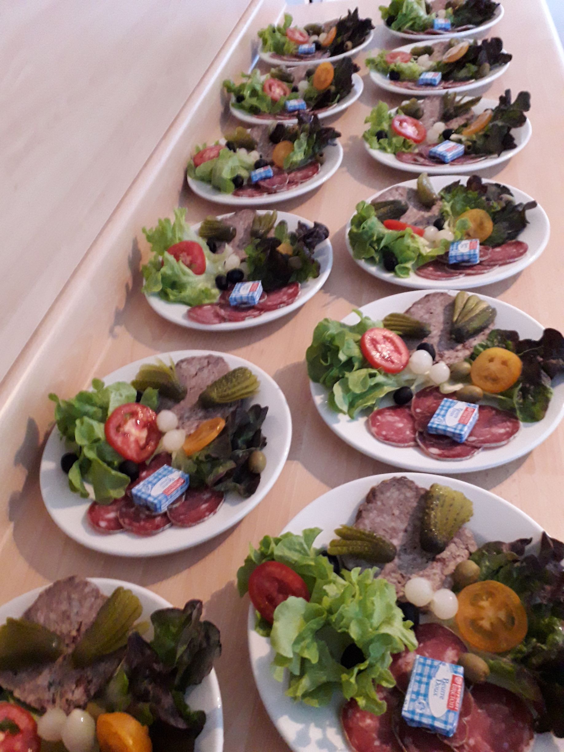 Plusieurs assiettes de charcuterie