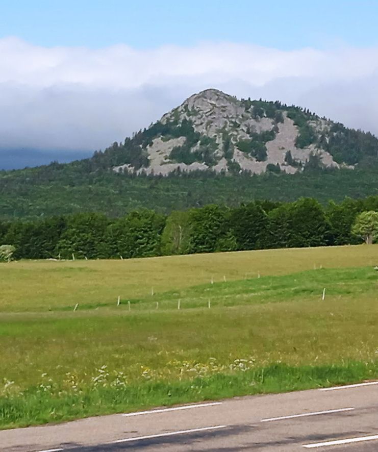 Espace vert en bas d'une montagne