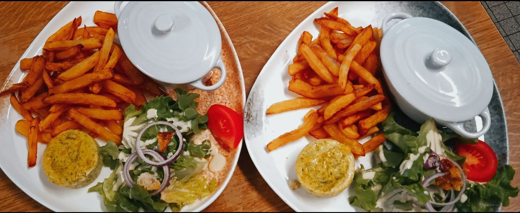 Deux assiettes de cassolettes avec frites