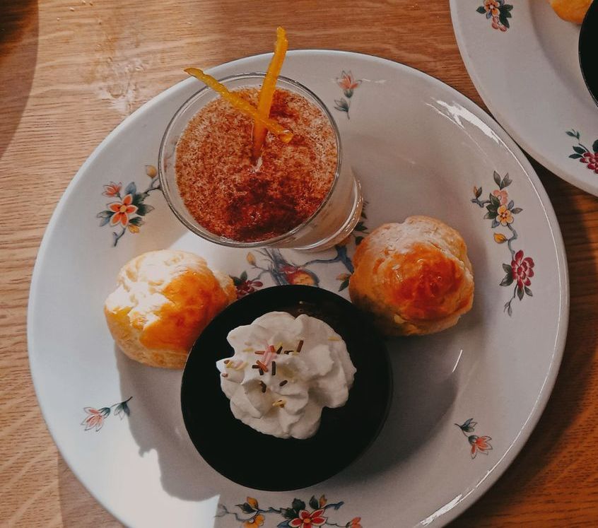 Assiette avec choux, chantilly et verrine