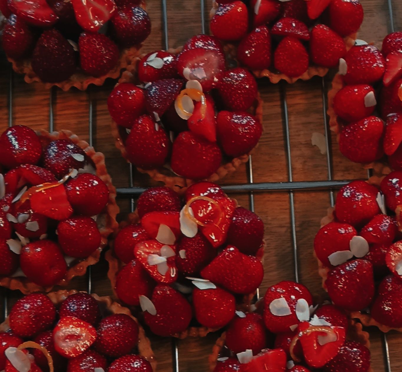Plusieurs tartelettes aux fraises
