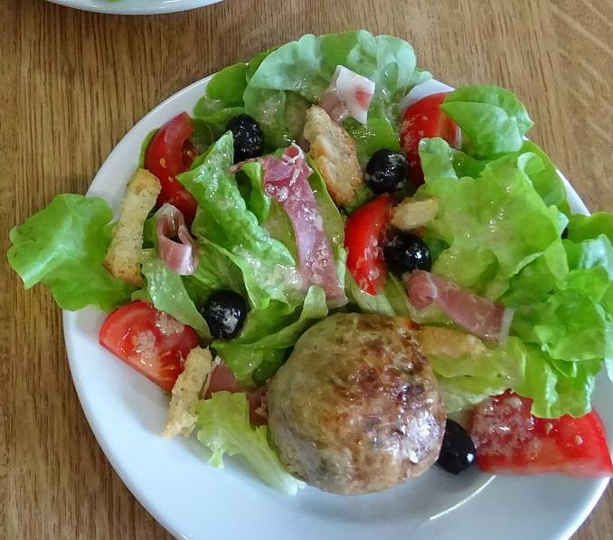 Salade lardons croûtons olives noires
