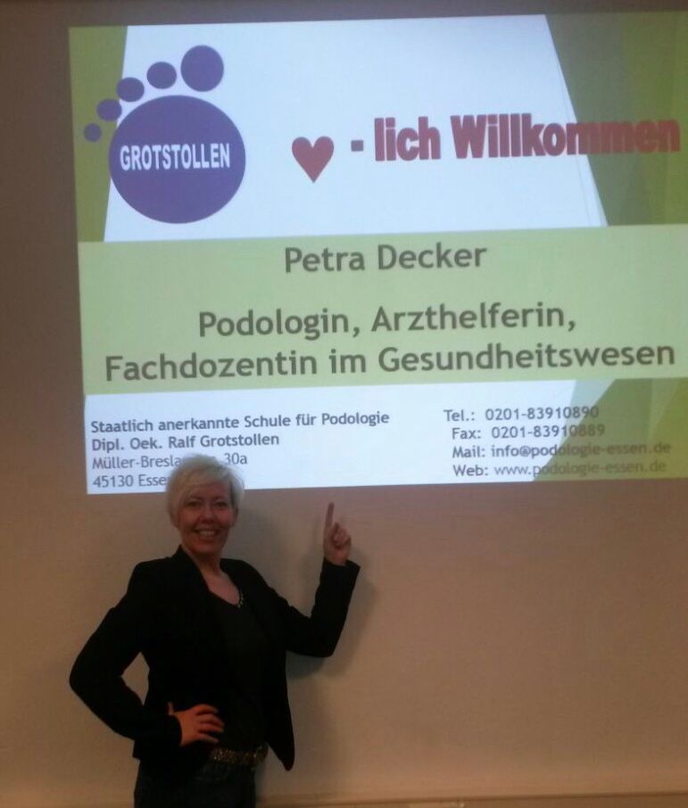 Petra Decker vor einer Wandpräsendtation