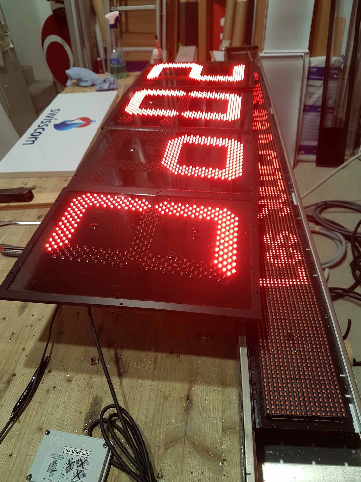 Thermomètres - horloges Totem - Artec Néon Sàrl