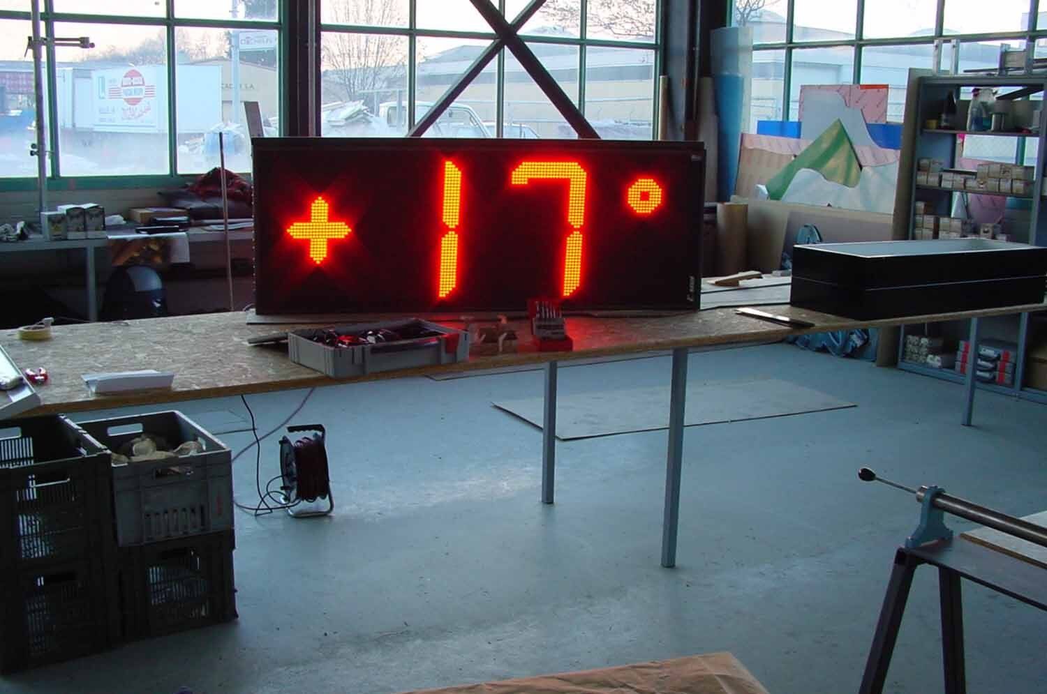 Thermomètres - horloges Totem - Artec Néon Sàrl