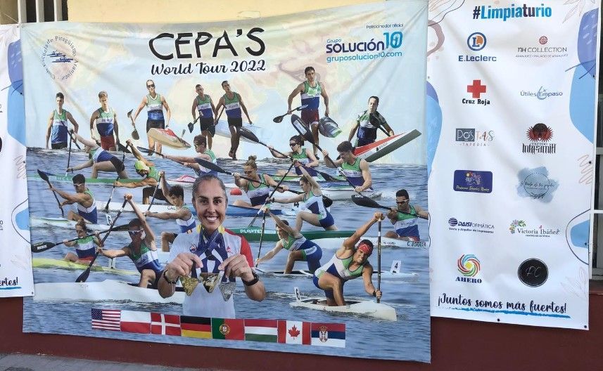 Un cartel con una imagen de personas en kayaks y la palabra cepa en él.