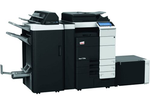 Una impresora en blanco y negro está encima de una mesa blanca.