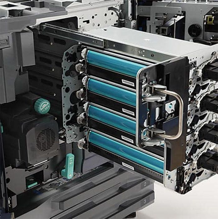 El interior de una computadora con tubos azules saliendo de ella.