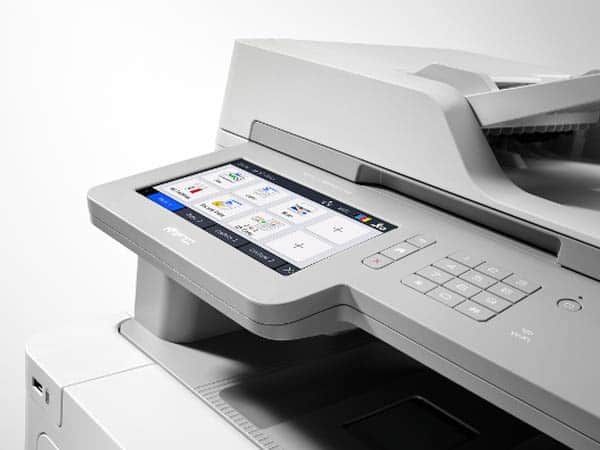 Un primer plano de una impresora con pantalla táctil.