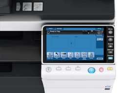 Un primer plano de una impresora con una pantalla sobre ella.