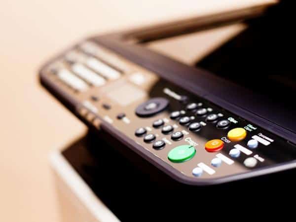 Un primer plano de un control remoto para una impresora.