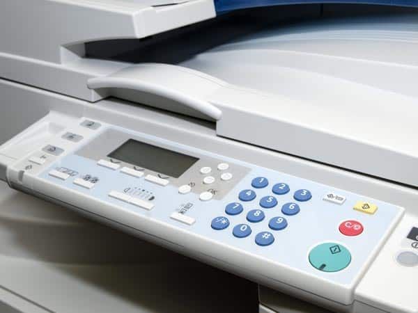 Un primer plano de un control remoto en una impresora.