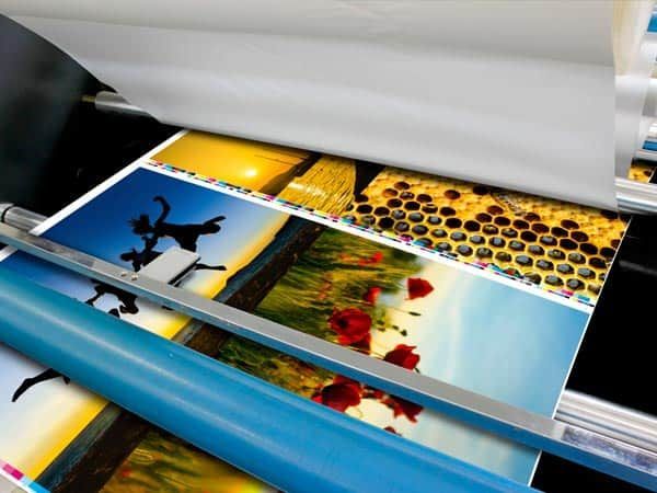 Se están imprimiendo un montón de imágenes en una máquina.