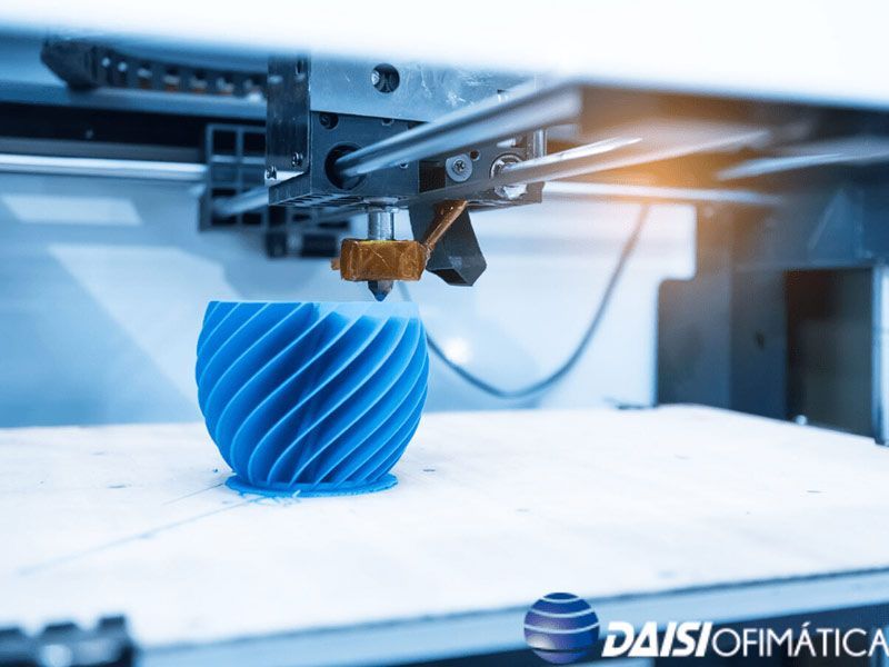 Una impresora 3D está imprimiendo un objeto azul sobre una superficie blanca.