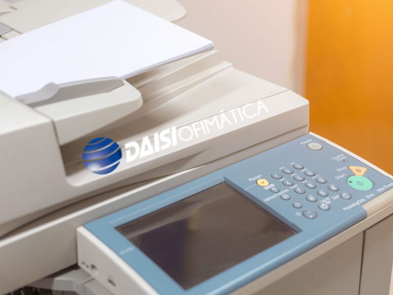 Una impresora Daisy Informatica está sobre una mesa.