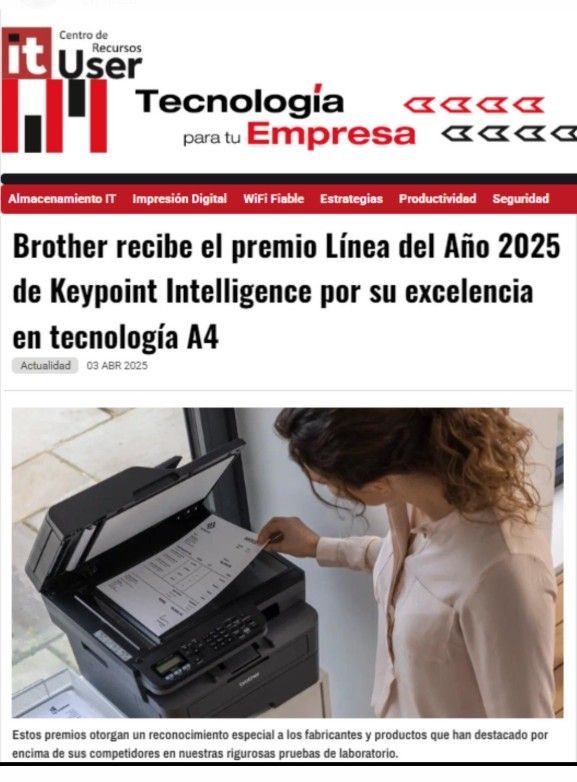 Una mujer está usando una impresora para imprimir una hoja de papel.