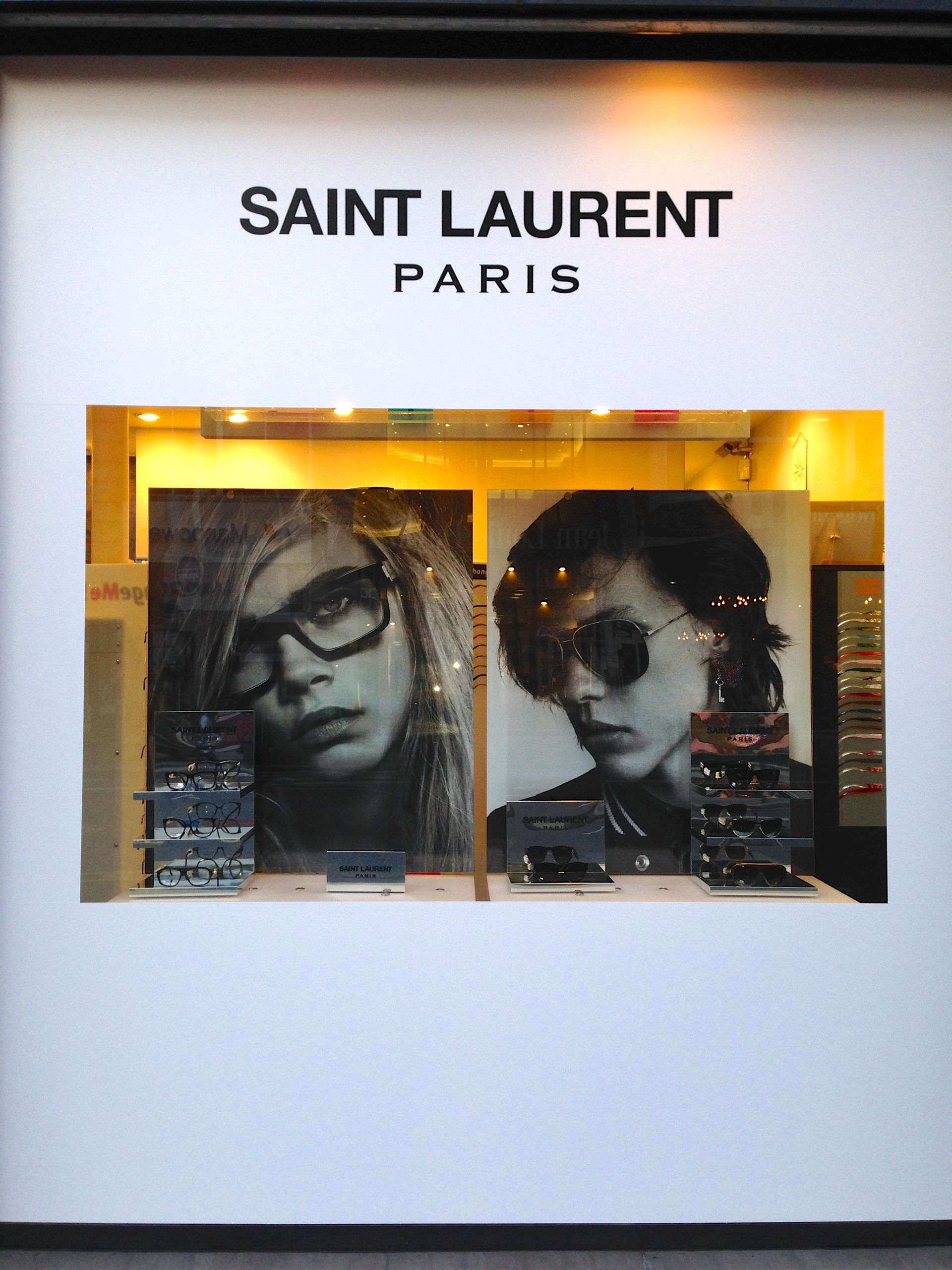 Vitrine pour des lunettes de soleil