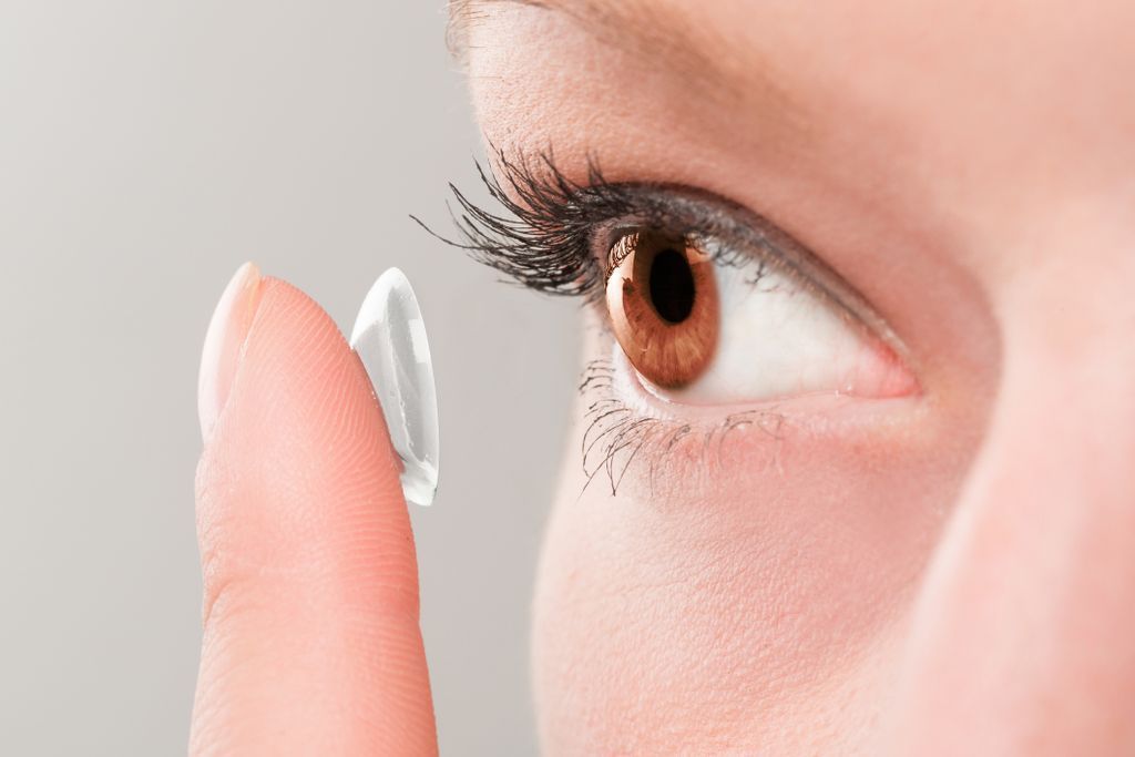 Pose de lentilles de contact