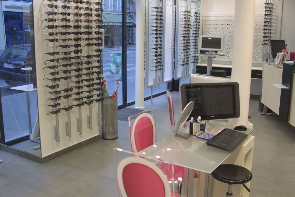 Boutique d'opticien : exposition de lunettes et petits bureaux