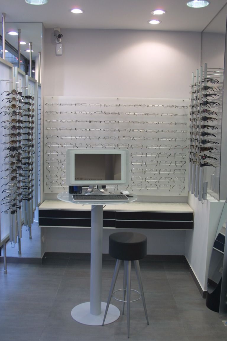Ordinateur dans l'espace de choix des lunettes