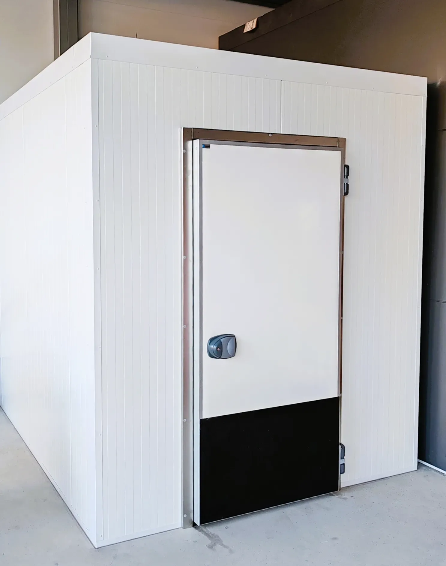 Elementtihuone ja ovi ulkopuolelta