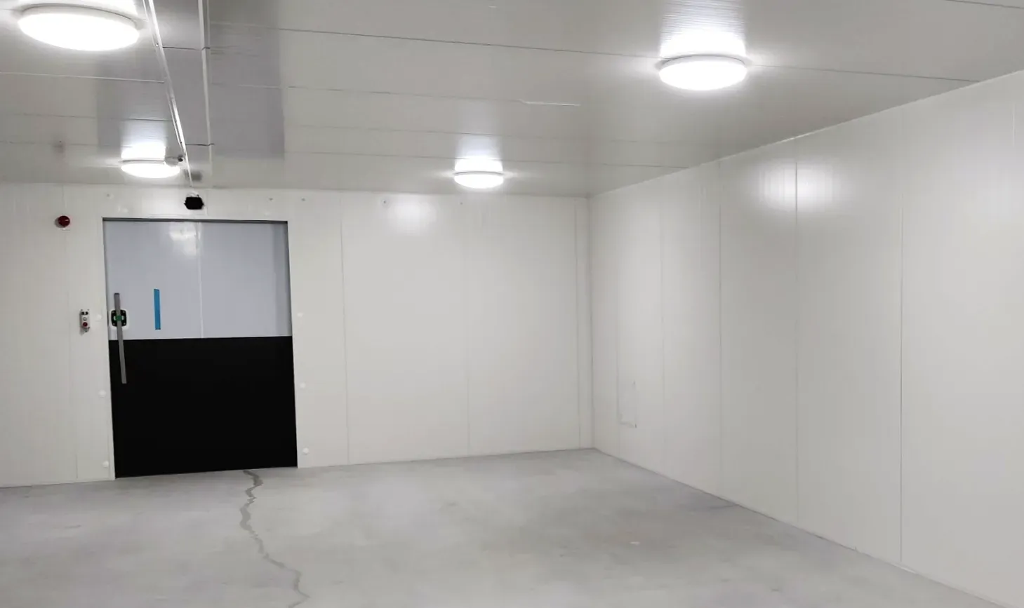 Elementtihuone ja ovi sisäpuolelta