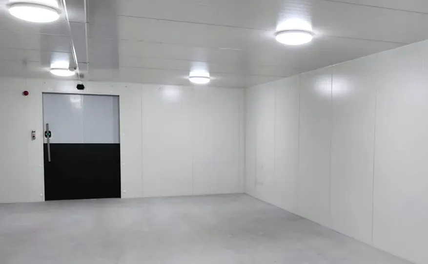 Elementtihuone ja ovi sisäpuolelta.