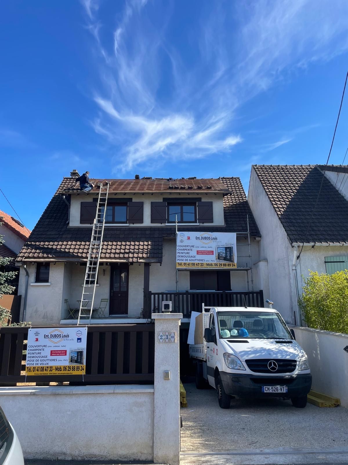 Changement de tuiles de maison à étage avant