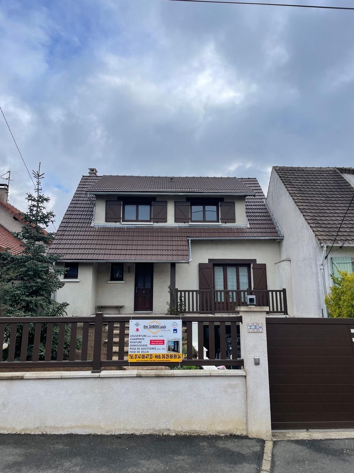 Changement de tuiles de maison à étage après