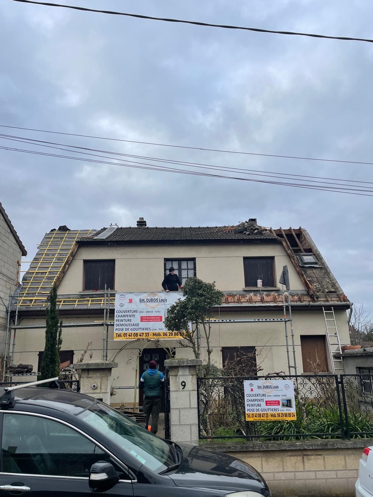 Rénovation de toiture de maison à étage avant