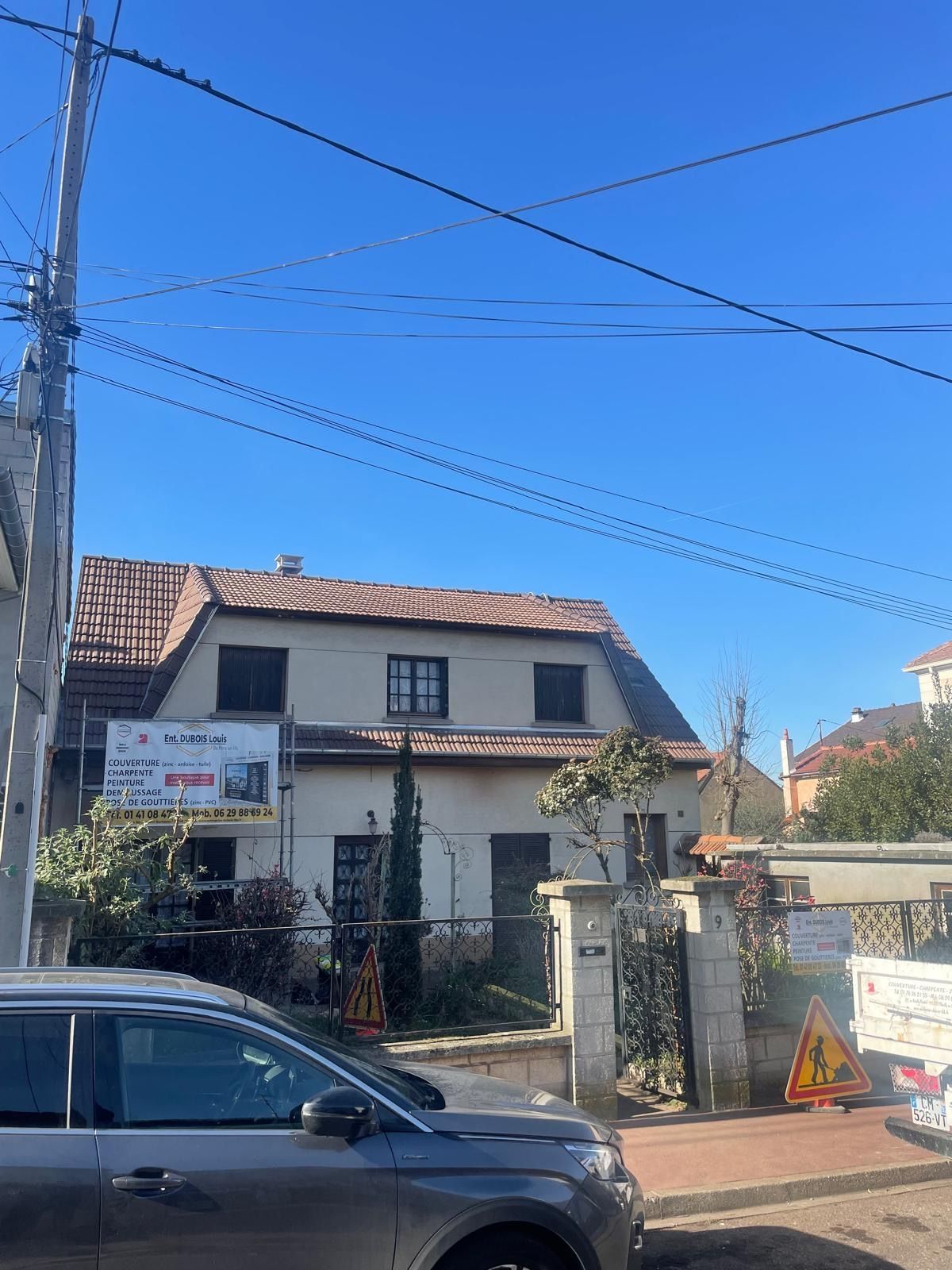 Rénovation de toiture de maison à étage avant