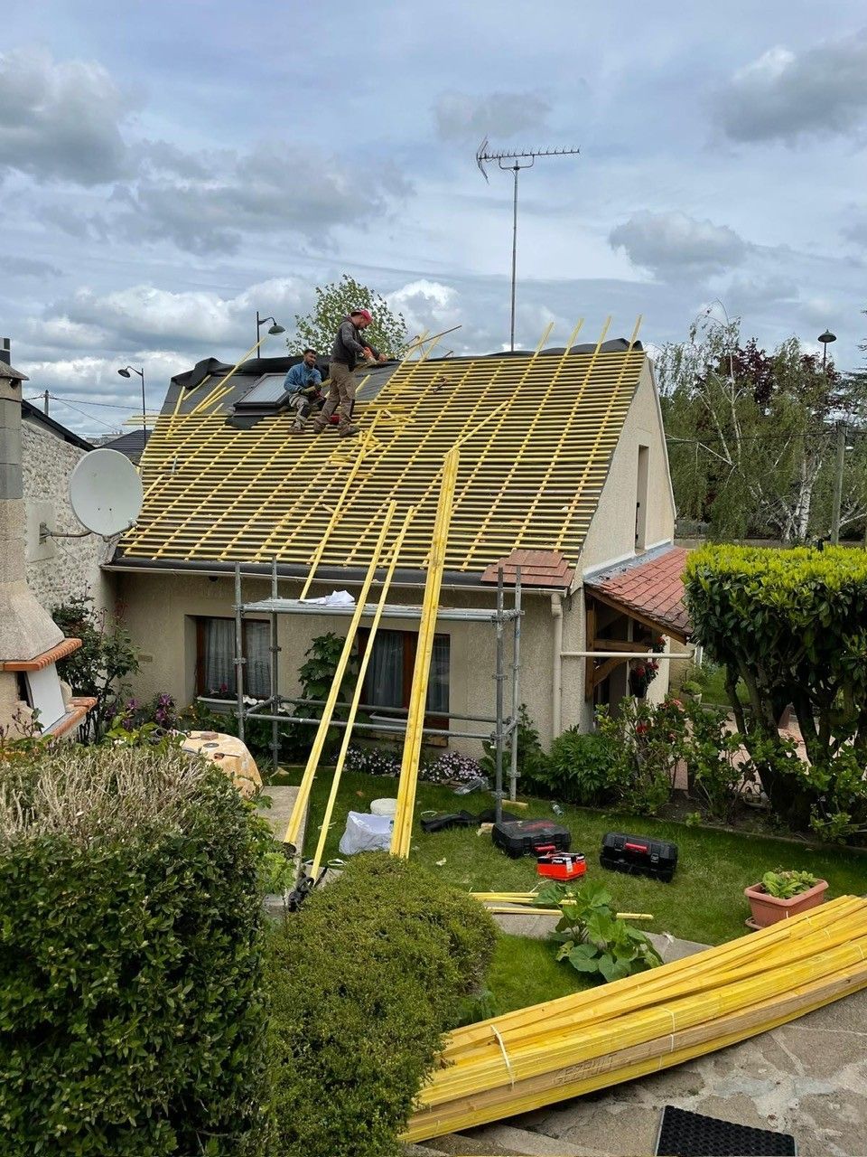 Travaux de charpente et changement de tuiles avant