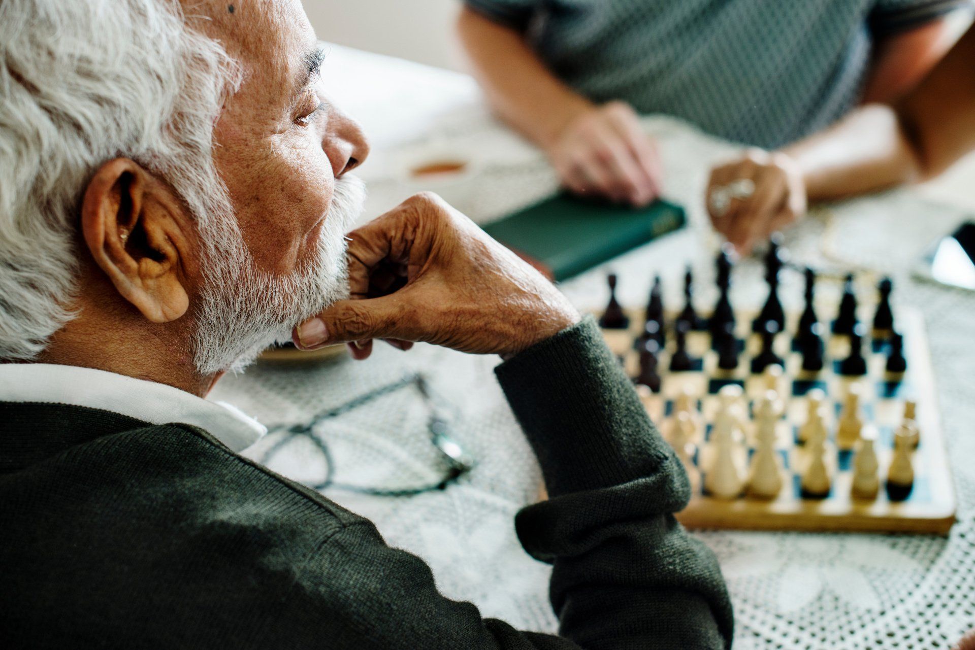Seniors jouent aux échecs