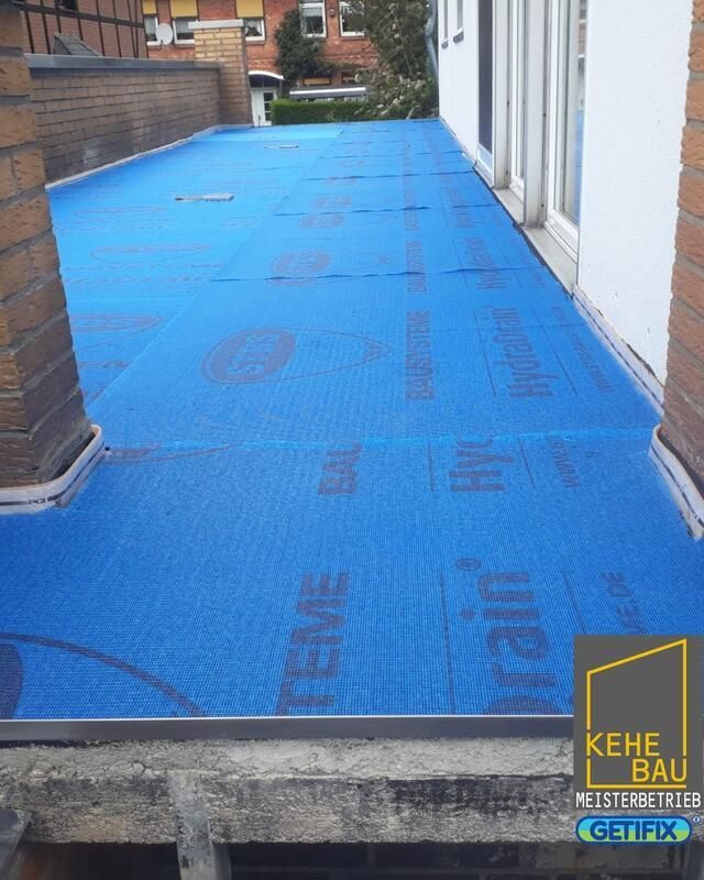 Eine blaue Matte mit dem Wort „Getifix“ darauf