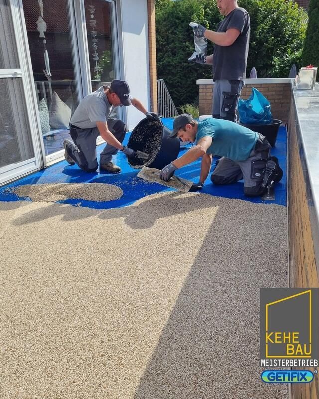 Eine Gruppe Männer arbeitet auf einem Balkon.