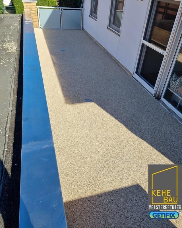 Ein Bild von einem Balkon mit der Aufschrift „Kehe Bau“