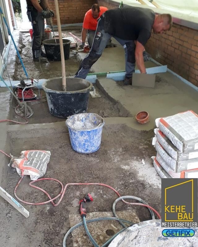 Eine Gruppe von Männern arbeitet auf einem Betonboden