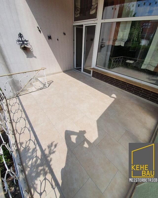 Der Schatten einer Person wird auf einen gefliesten Boden geworfen