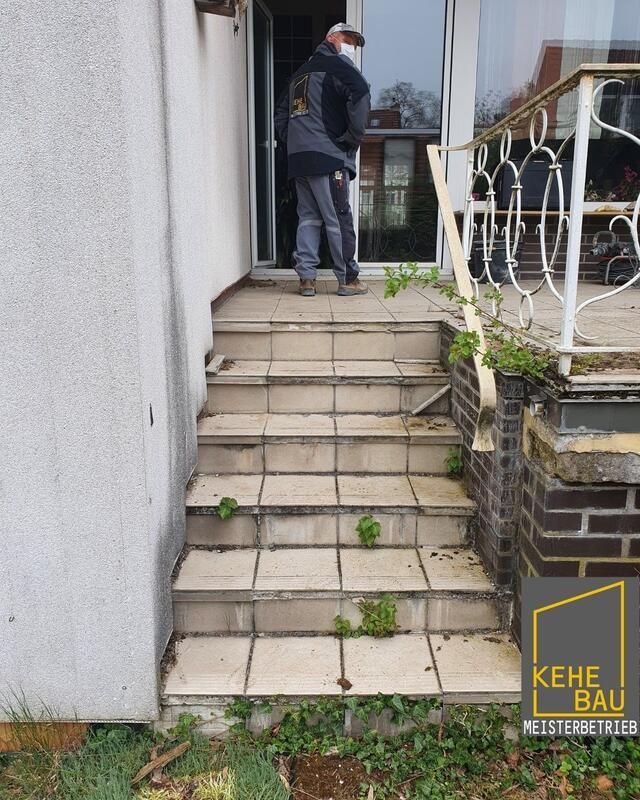 Ein Mann mit einer Maske steht auf einer Treppe