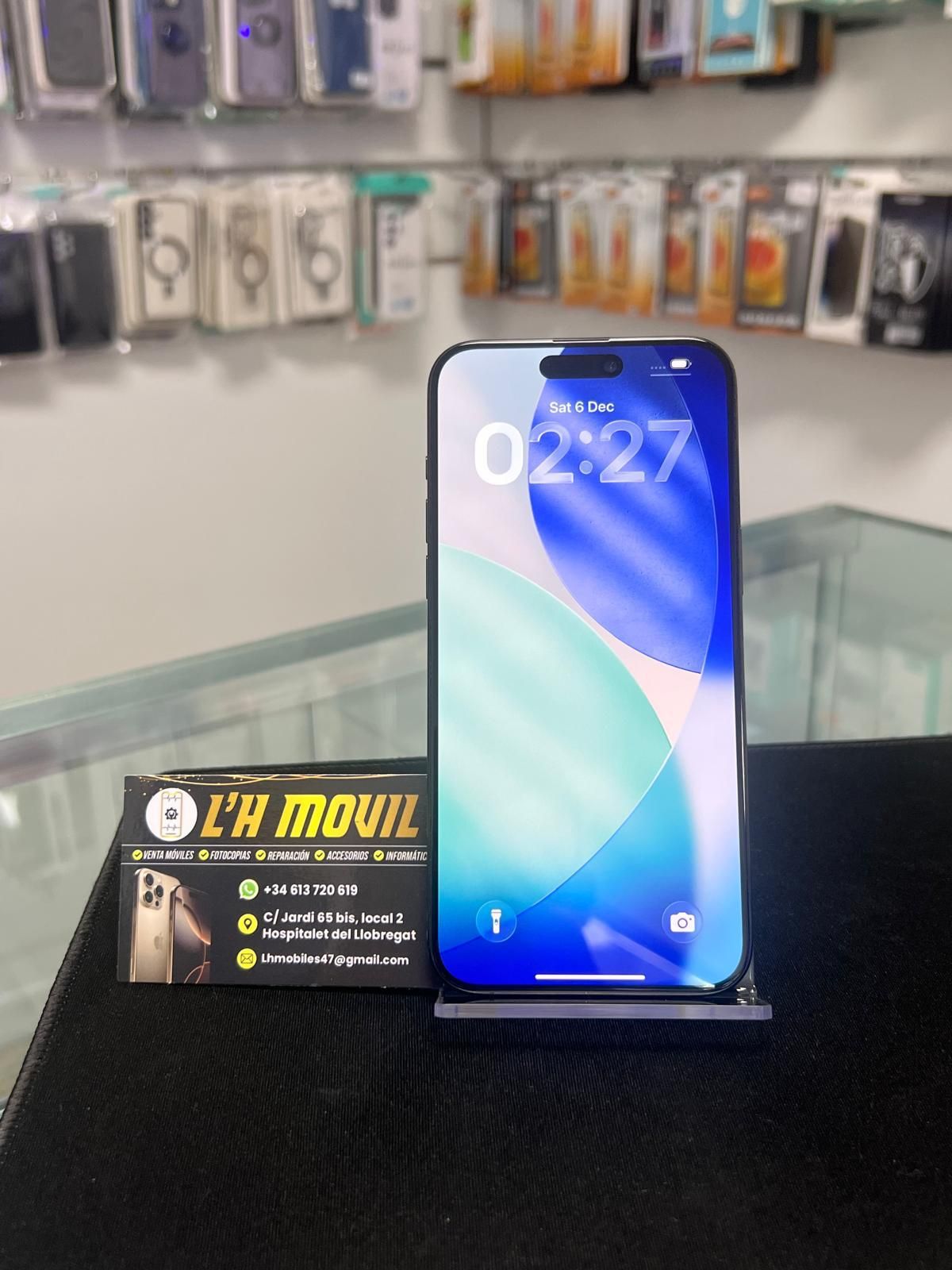 IPhone que muestra una pantalla de bloqueo con un diseño de ondas azules