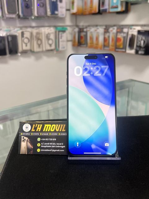 IPhone que muestra una pantalla de bloqueo con un diseño de ondas azules