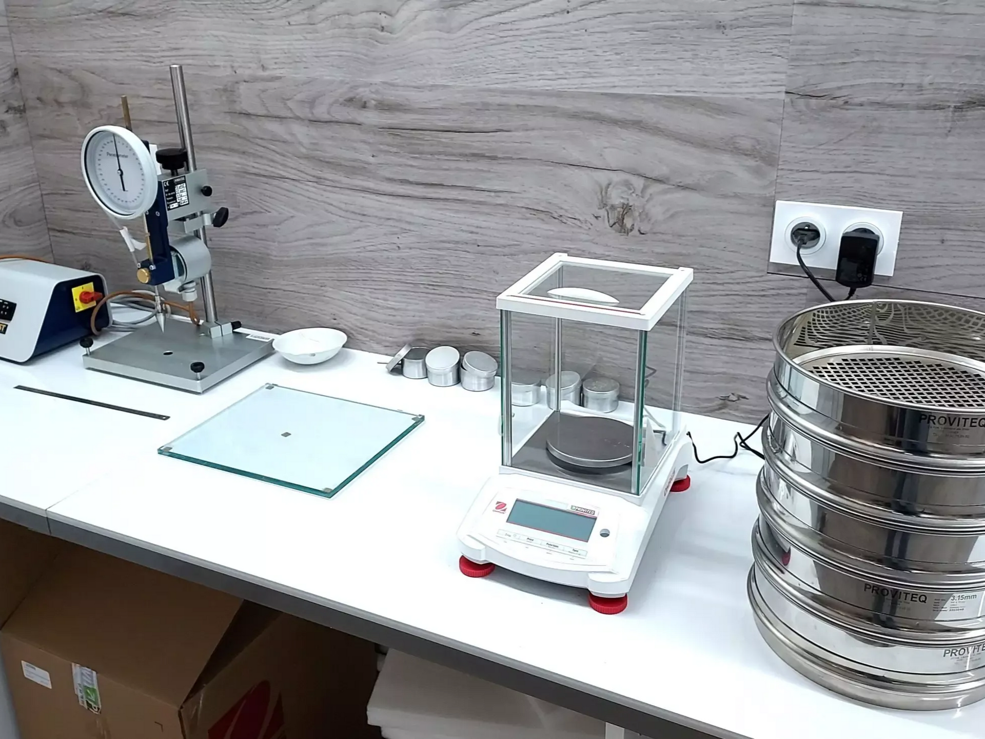 Différents outils d'étude de sol posés sur un bureau.