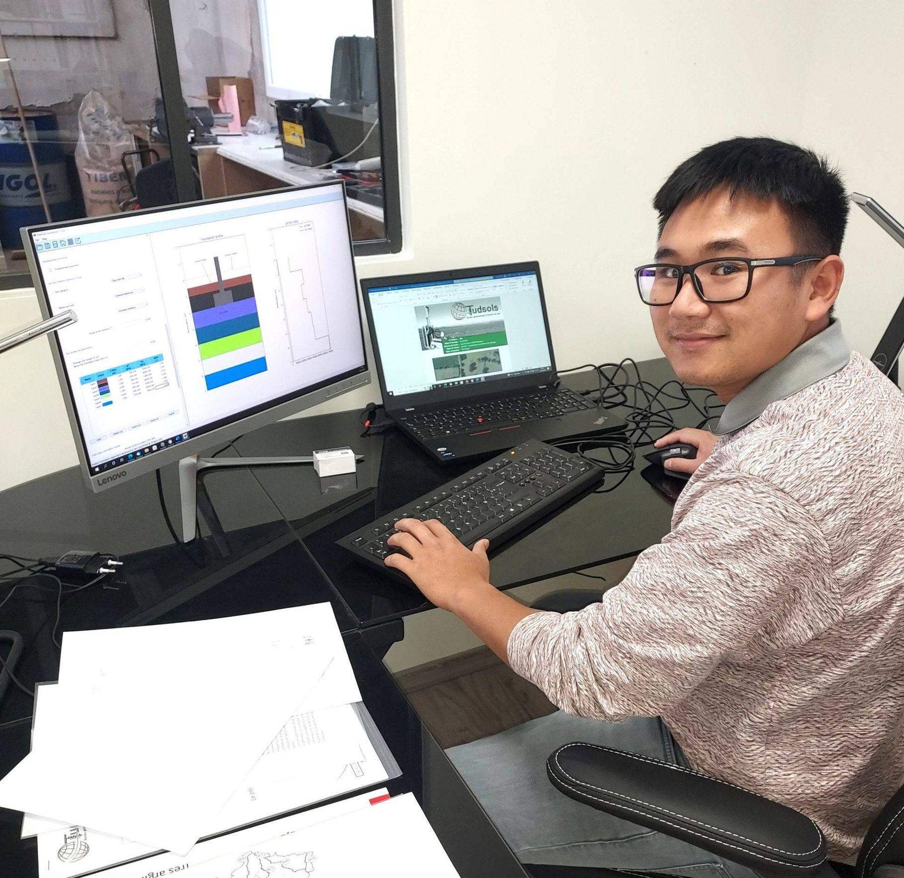 Van Long Pham devant son ordinateur.