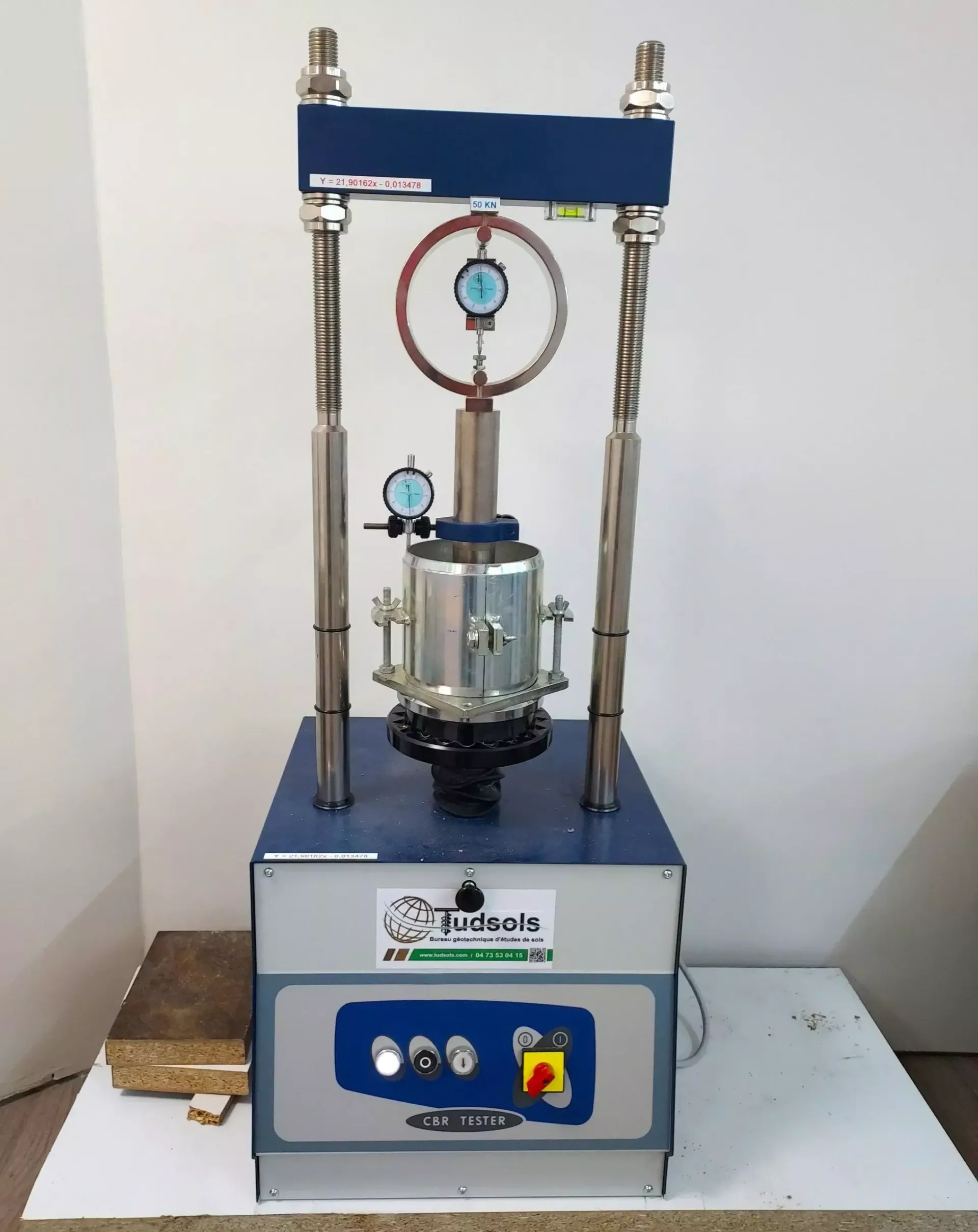 Une table de laboratoire avec des outils et des sacs d'échantillons de sol.