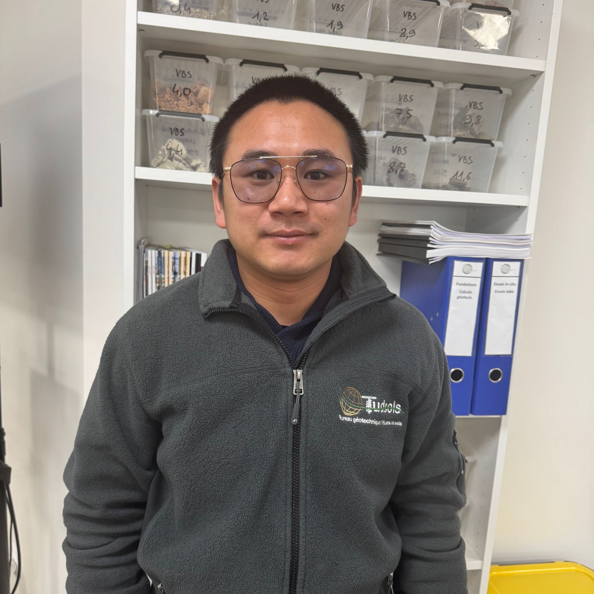 Van Long Pham devant son ordinateur.