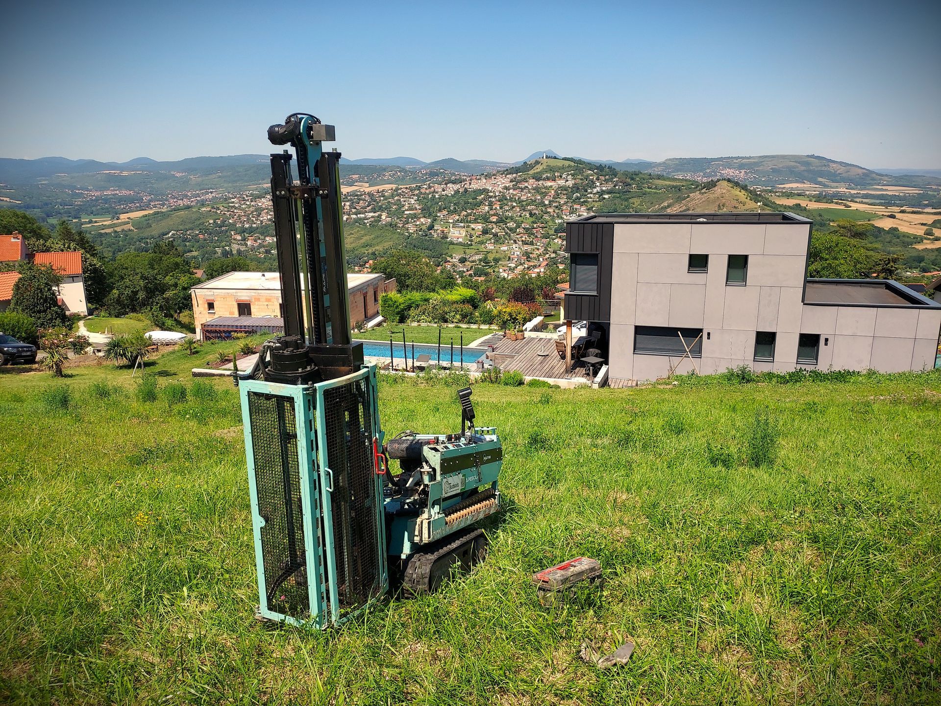 Foreuse sur un terrain pour la construction d'une maison individuelle