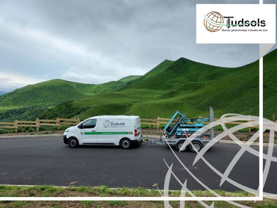 Voiture du professionnel sur la route avec une remorque transportant des équipements pour l'étude de sol.