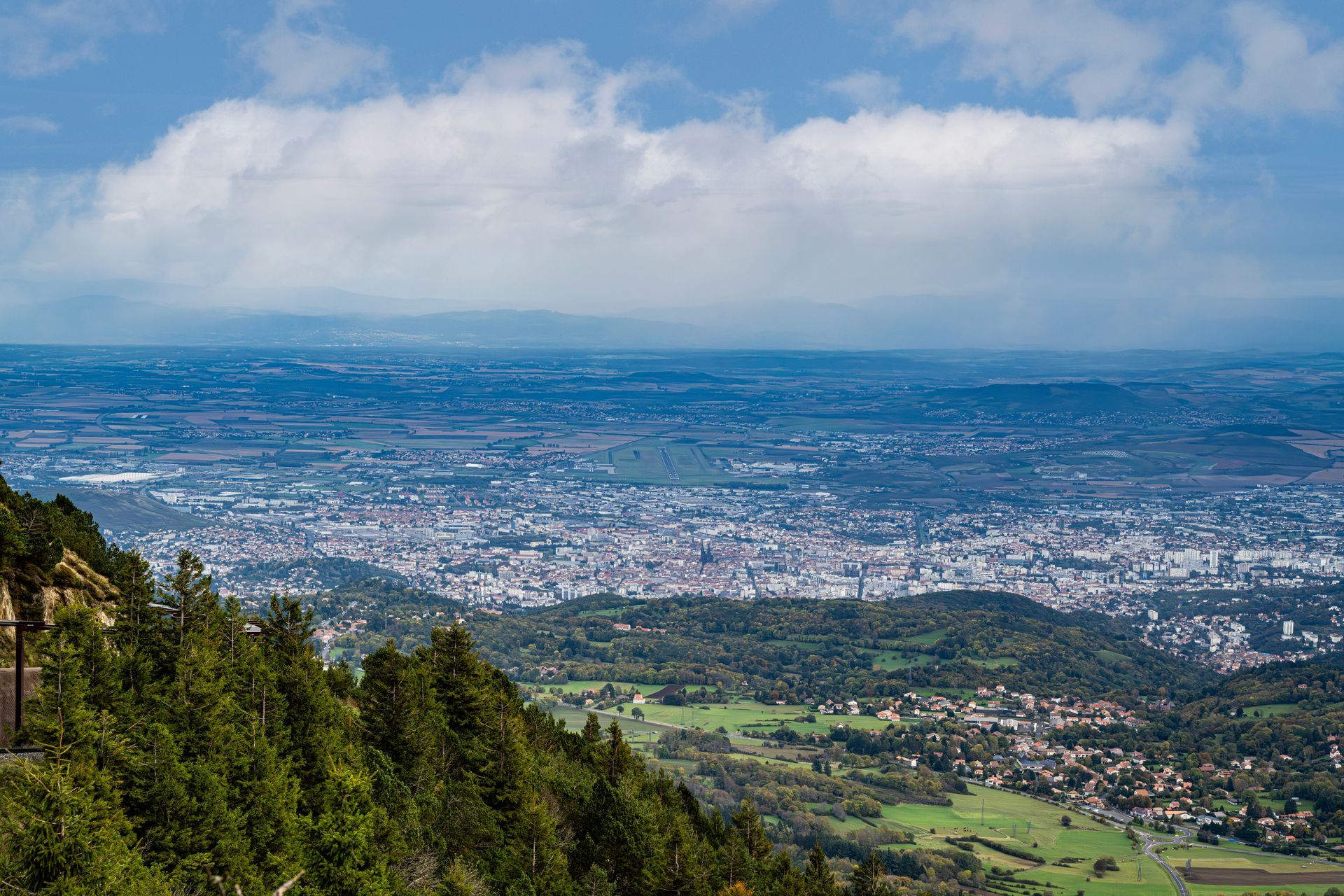 Vue panoramique sur la ville de Clermont-Ferrand.