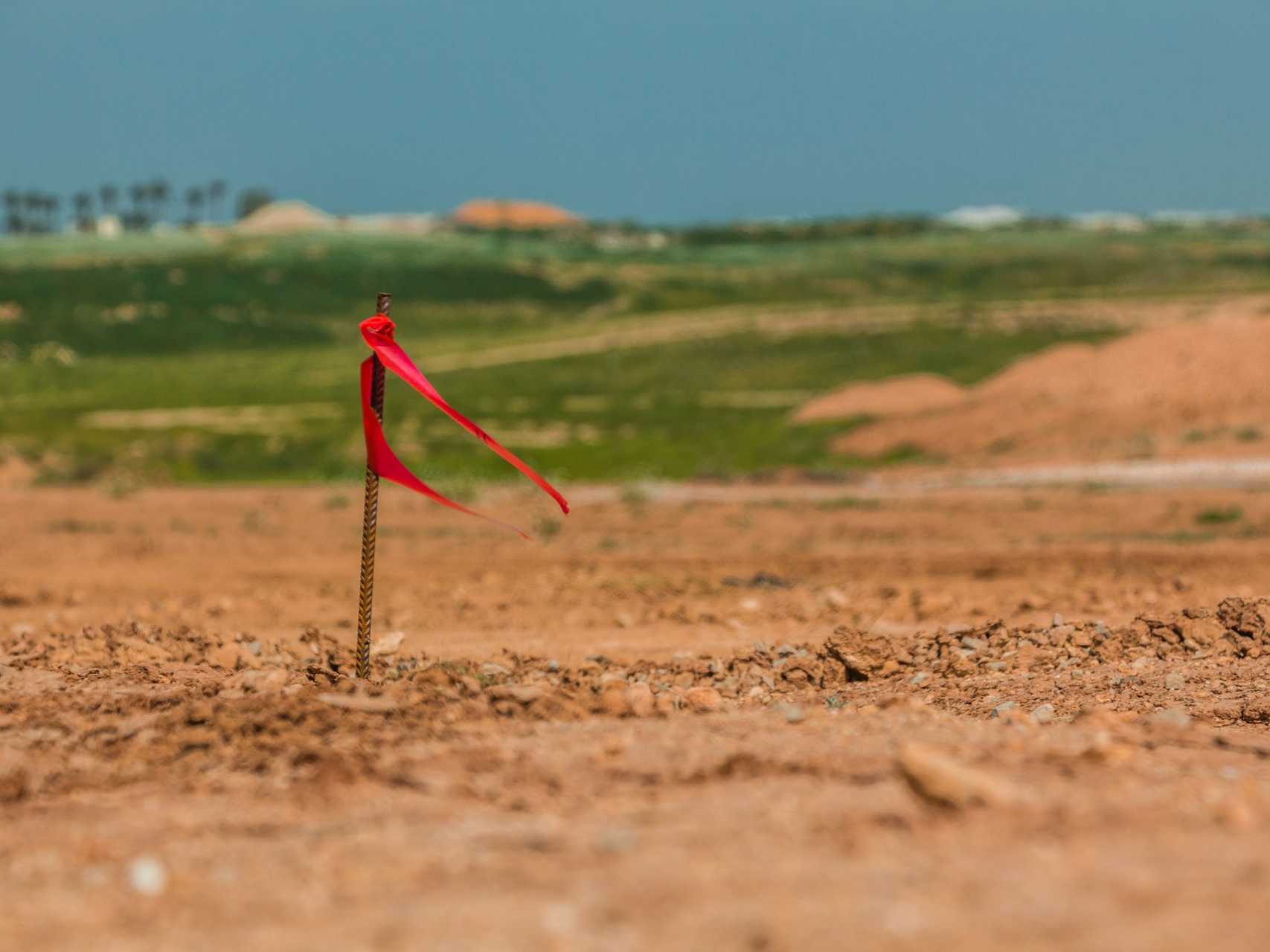 Gros plan sur la terre avec un pic en acier.